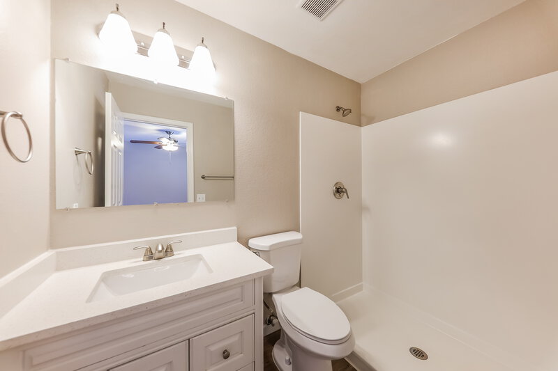 2,060/Mo, 18611 N 22nd St Lot 16 Phoenix, AZ 85024 Main Bathroom View