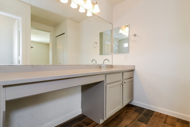 2,200/Mo, 3012 S 101st Ave Tolleson, AZ 85353 Main Bathroom View