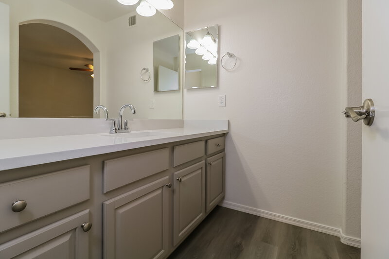 2,190/Mo, 12737 W. Desert Flower Rd Avondale, AZ 85392 Main Bathroom View