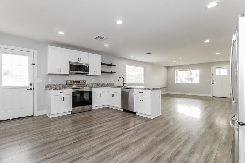 2,030/Mo, 3846 W Tamarisk Ave Phoenix, AZ 85041 Kitchen View 2