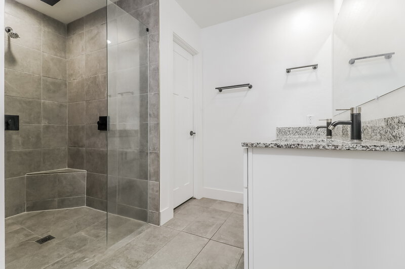 2,030/Mo, 3846 W Tamarisk Ave Phoenix, AZ 85041 Main Bathroom View