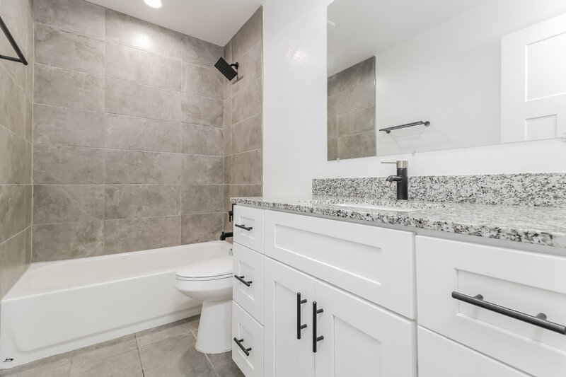 2,030/Mo, 3846 W Tamarisk Ave Phoenix, AZ 85041 Bathroom View