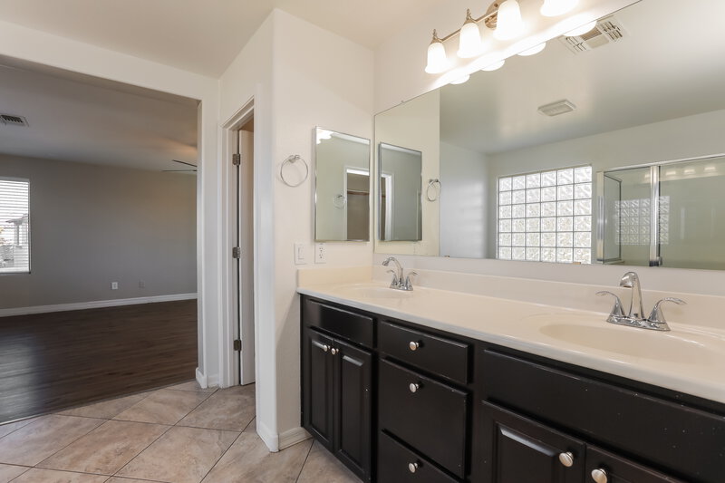 2,360/Mo, 4165 E Thunderheart Trl Gilbert, AZ 85297 Main Bathroom View 2