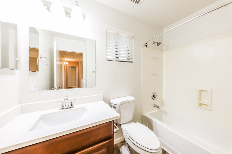 2,260/Mo, 2768 S 160th Ln Goodyear, AZ 85338 Bathroom View