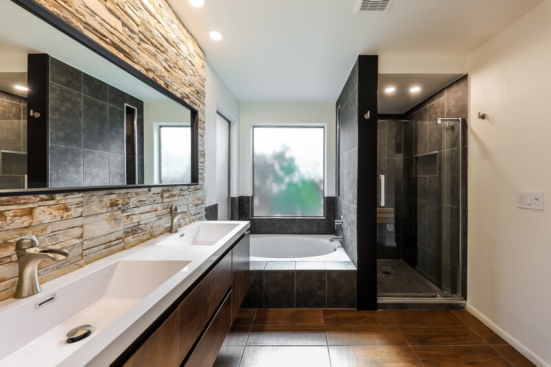 2,390/Mo, 6637 W Prickly Pear Trl Phoenix, AZ 85083 Main Bathroom View