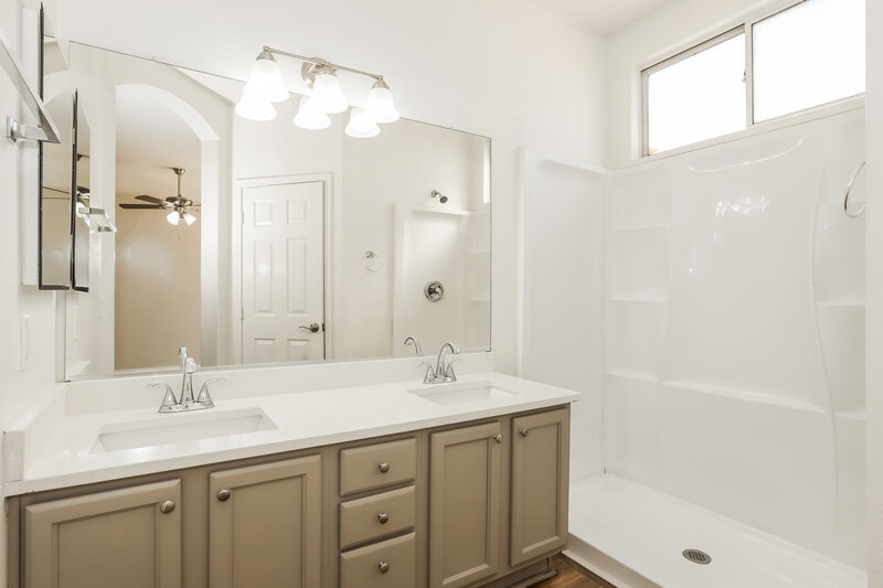 1,775/Mo, 26 N 126th Ave Avondale, AZ 85323 Main Bathroom View