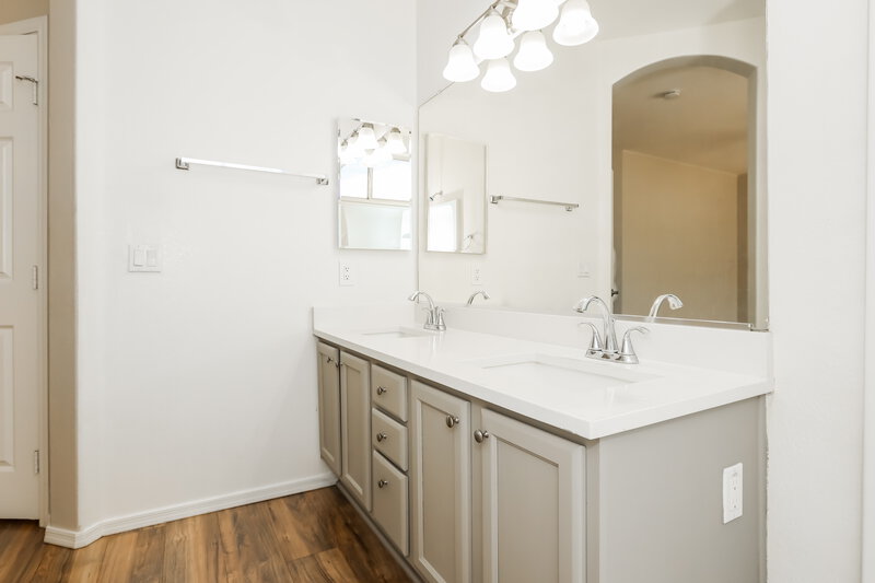 1,775/Mo, 26 N 126th Ave Avondale, AZ 85323 Main Bathroom View 2