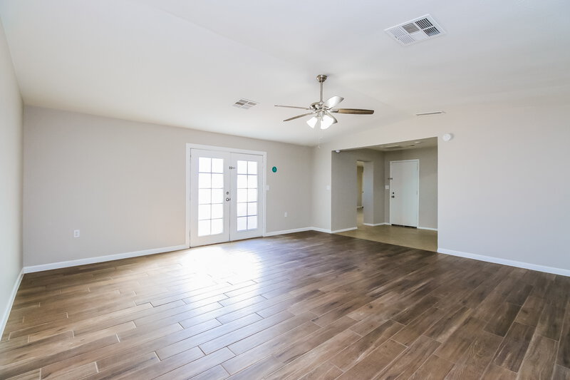 2,375/Mo, 1120 W Hackamore Street Mesa, AZ 85201 Family Room View 2