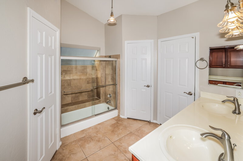 1,985/Mo, 4814 W Mcrae Way Glendale, AZ 85308 Main Bathroom View