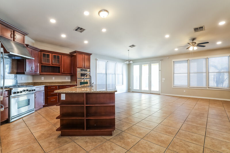 2,150/Mo, 4132 W Lydia Ln Phoenix, AZ 85041 Kitchen View 3