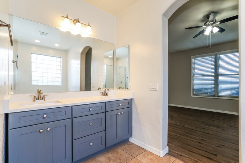 2,150/Mo, 4132 W Lydia Ln Phoenix, AZ 85041 Main Bathroom View