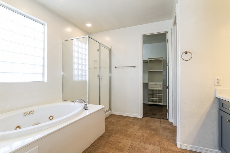 2,150/Mo, 4132 W Lydia Ln Phoenix, AZ 85041 Main Bathroom View 2