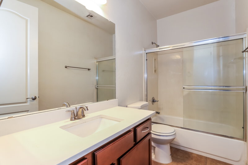 2,150/Mo, 4132 W Lydia Ln Phoenix, AZ 85041 Bathroom View