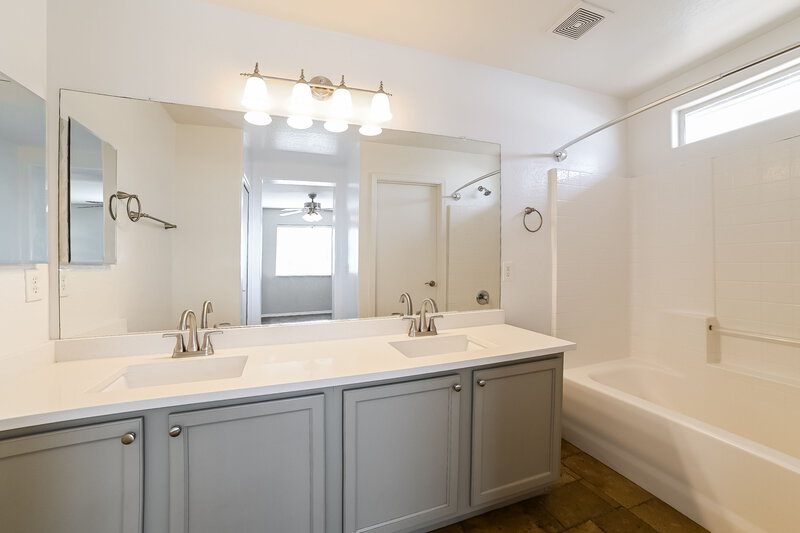 2,160/Mo, 6535 W Adams St Phoenix, AZ 85043 Main Bathroom View