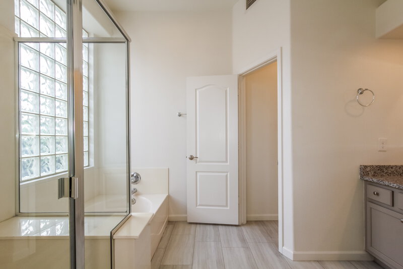 2,245/Mo, 6482 W Matilda Ln Glendale, AZ 85308 Main Bathroom View