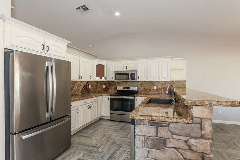 2,085/Mo, 6614 W Pima St Phoenix, AZ 85043 Kitchen View