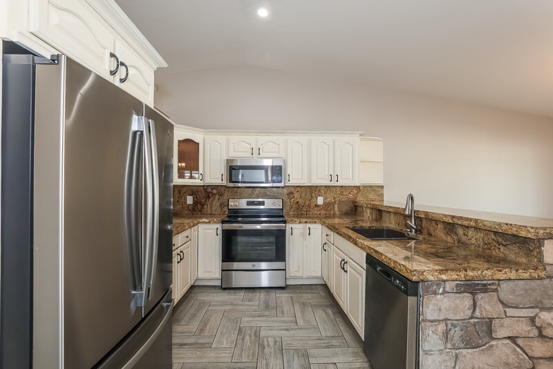 2,085/Mo, 6614 W Pima St Phoenix, AZ 85043 Kitchen View 2