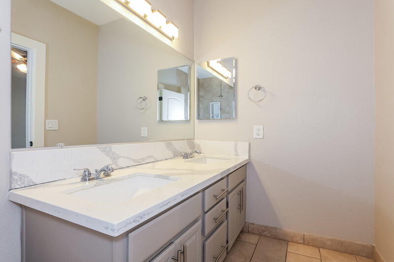 2,085/Mo, 6614 W Pima St Phoenix, AZ 85043 Main Bathroom View