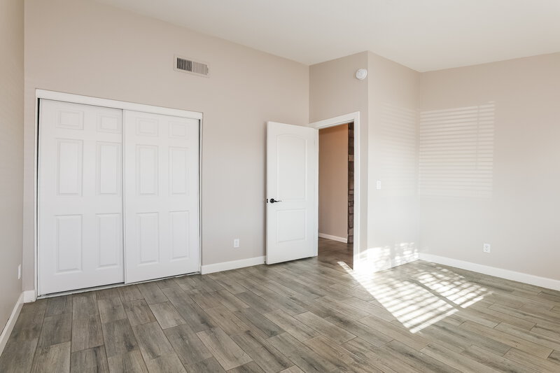 2,085/Mo, 6614 W Pima St Phoenix, AZ 85043 Bedroom View 2