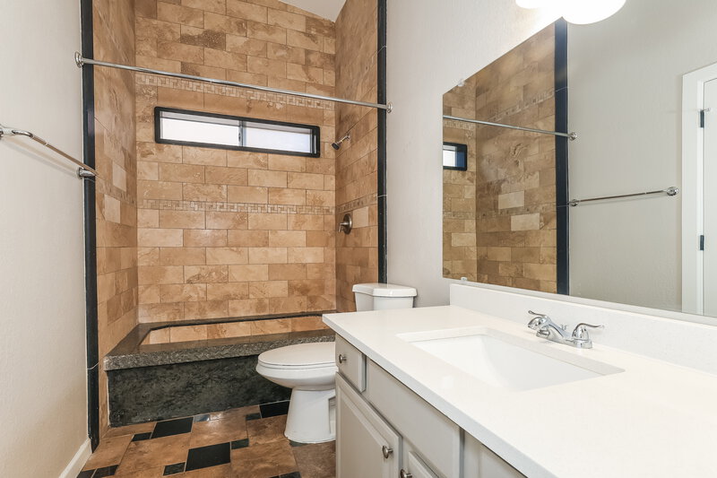 2,085/Mo, 6614 W Pima St Phoenix, AZ 85043 Bathroom View