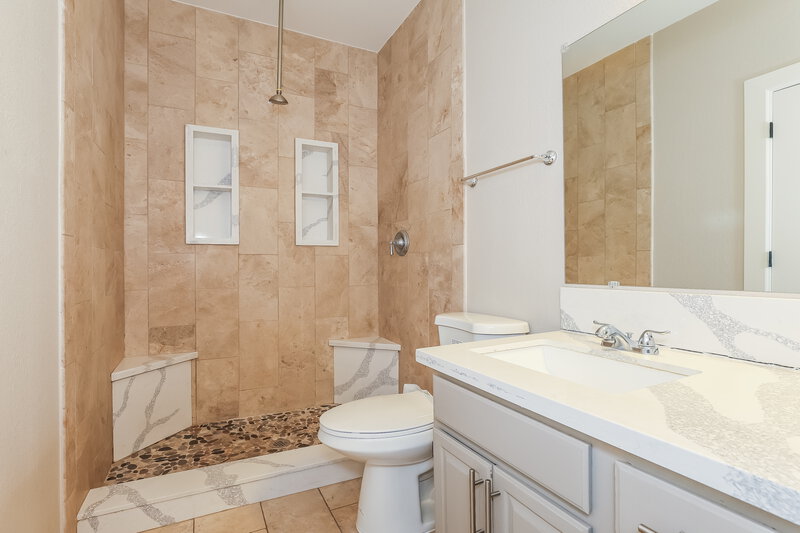 2,085/Mo, 6614 W Pima St Phoenix, AZ 85043 Bathroom View 2