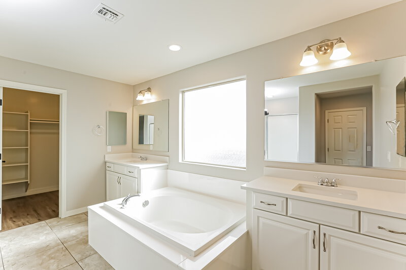2,490/Mo, 4819 W St Anne Ave Laveen, AZ 85339 Main Bathroom View