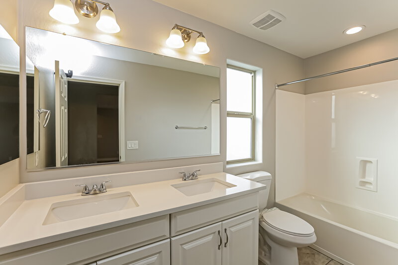 2,490/Mo, 4819 W St Anne Ave Laveen, AZ 85339 Main Bathroom View 2