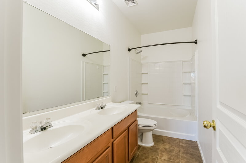 2,080/Mo, 41302 N Hudson Trl Anthem, AZ 85086 Main Bathroom View