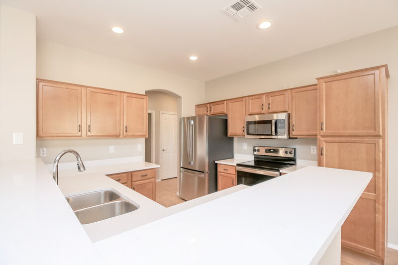 2,300/Mo, 6697 S Cartier Dr Gilbert, AZ 85298 Kitchen View 2