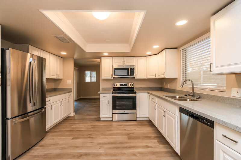 2,370/Mo, 502 W Barrow Dr Chandler, AZ 85225 Kitchen View 2