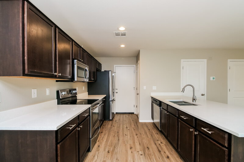 2,395/Mo, 919 W Kowalsky Ln Phoenix, AZ 85041 Kitchen View 2