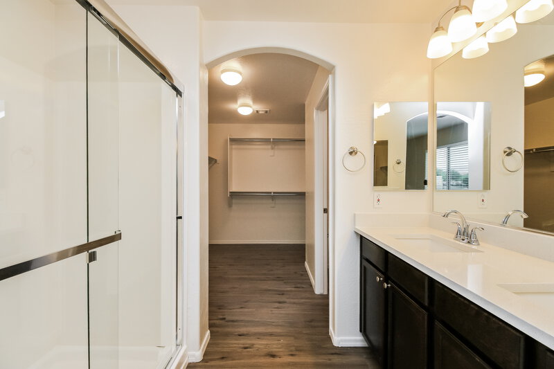 2,395/Mo, 919 W Kowalsky Ln Phoenix, AZ 85041 Main Bathroom View
