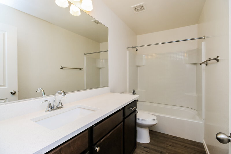 2,395/Mo, 919 W Kowalsky Ln Phoenix, AZ 85041 Bathroom View