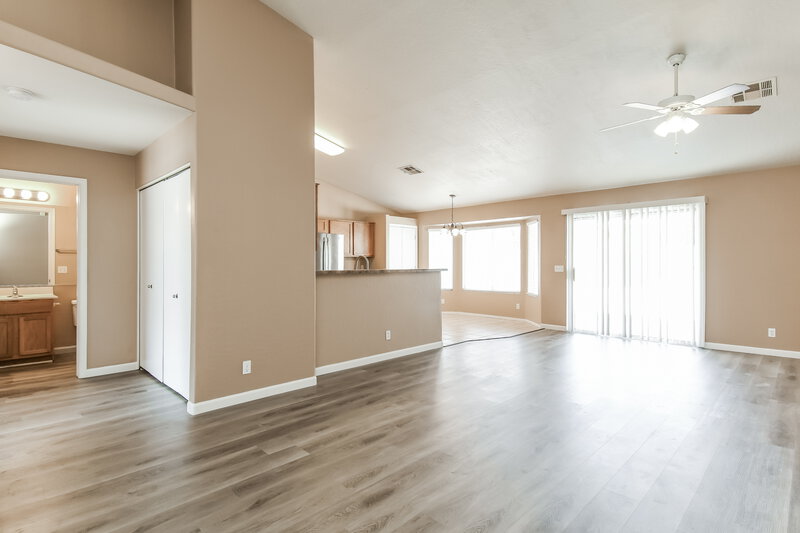 2,045/Mo, 527 N Bailey Cir Mesa, AZ 85207 Living Room View 3