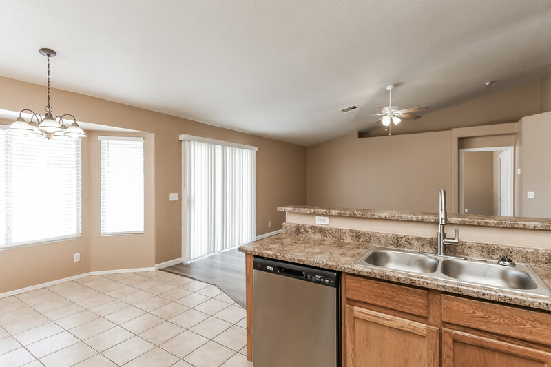 2,045/Mo, 527 N Bailey Cir Mesa, AZ 85207 Kitchen View 2