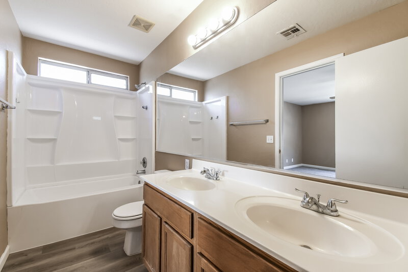 2,045/Mo, 527 N Bailey Cir Mesa, AZ 85207 Main Bathroom View