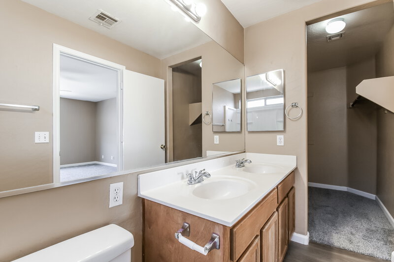 2,045/Mo, 527 N Bailey Cir Mesa, AZ 85207 Main Bathroom View 2