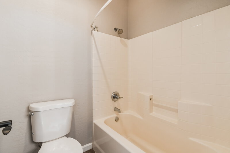 2,295/Mo, 1990 E Browning Pl Chandler, AZ 85286 Main Bathroom View 2