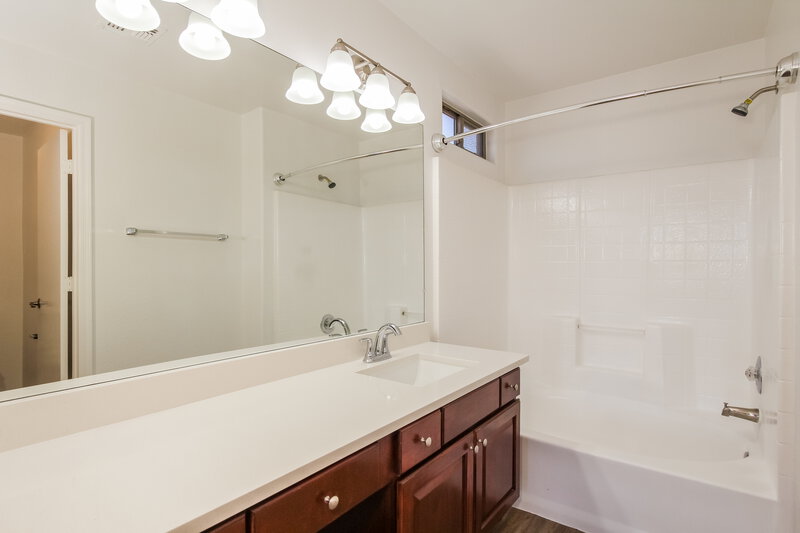 1,925/Mo, 12811 W Sharon Dr El Mirage, AZ 85335 Main Bathroom View