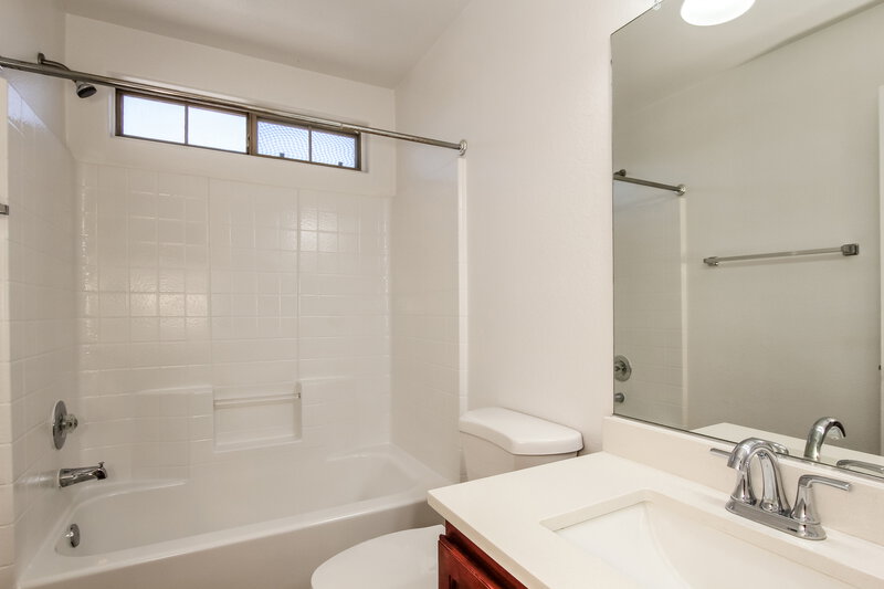 1,925/Mo, 12811 W Sharon Dr El Mirage, AZ 85335 Bathroom View