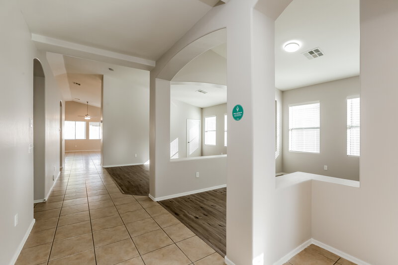 2,275/Mo, 4130 W Vineyard Rd Phoenix, AZ 85041 Foyer View