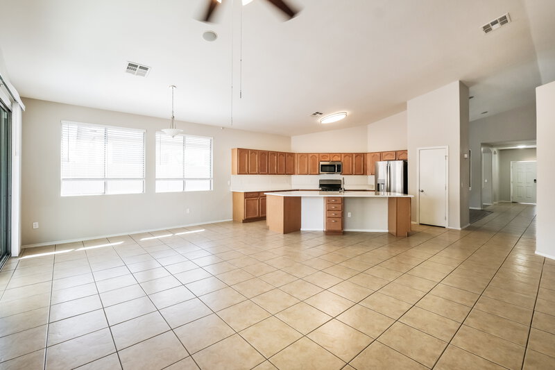 2,390/Mo, 4130 W Vineyard Rd Phoenix, AZ 85041 Living Room View 3