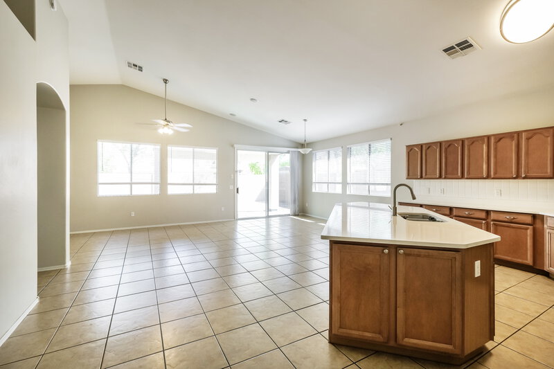 2,390/Mo, 4130 W Vineyard Rd Phoenix, AZ 85041 Kitchen View