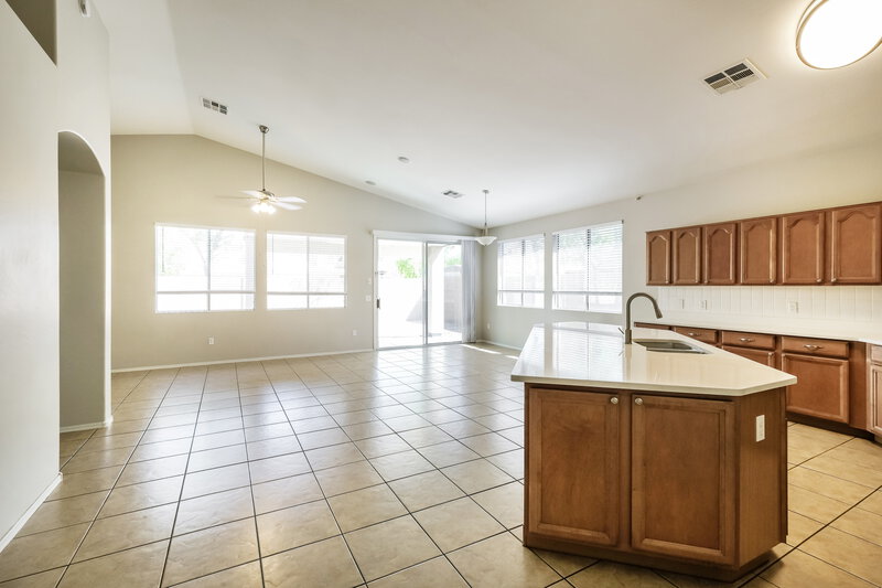 2,390/Mo, 4130 W Vineyard Rd Phoenix, AZ 85041 Kitchen View 2