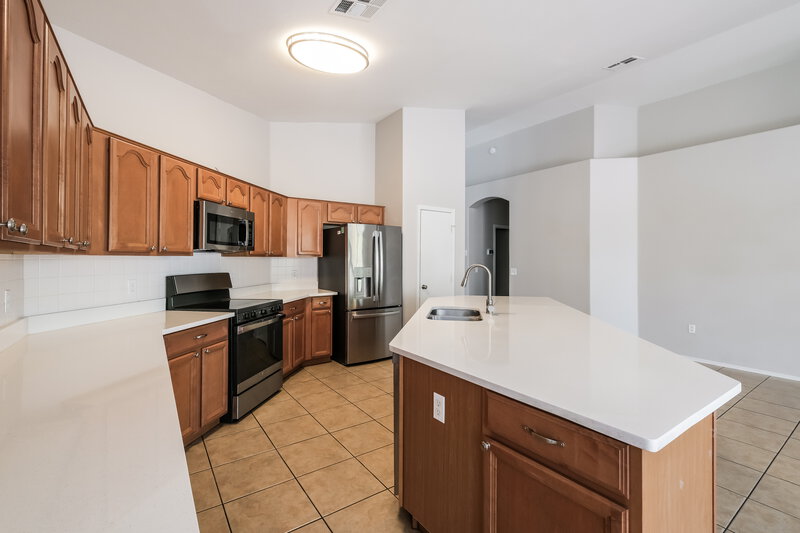 2,390/Mo, 4130 W Vineyard Rd Phoenix, AZ 85041 Kitchen View 3