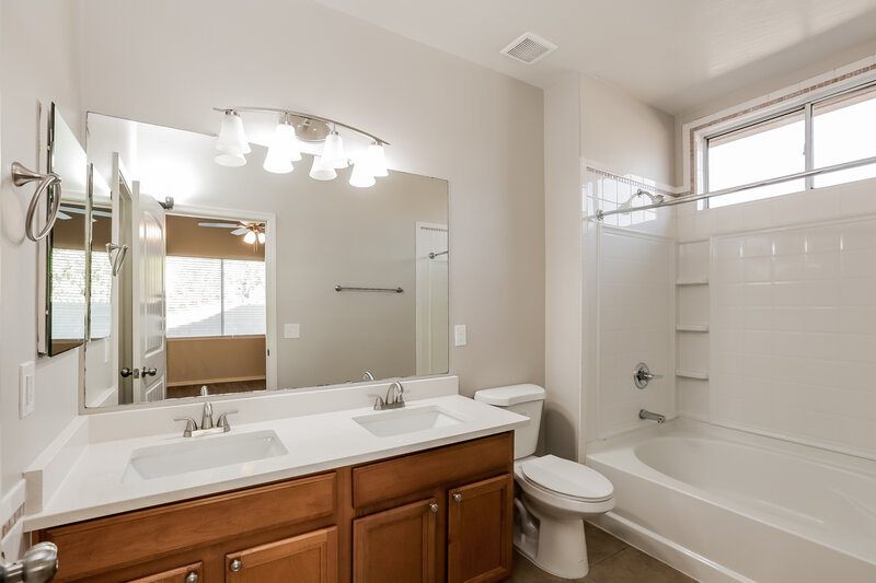 2,275/Mo, 4130 W Vineyard Rd Phoenix, AZ 85041 Main Bathroom View