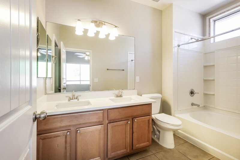 2,390/Mo, 4130 W Vineyard Rd Phoenix, AZ 85041 Main Bathroom View