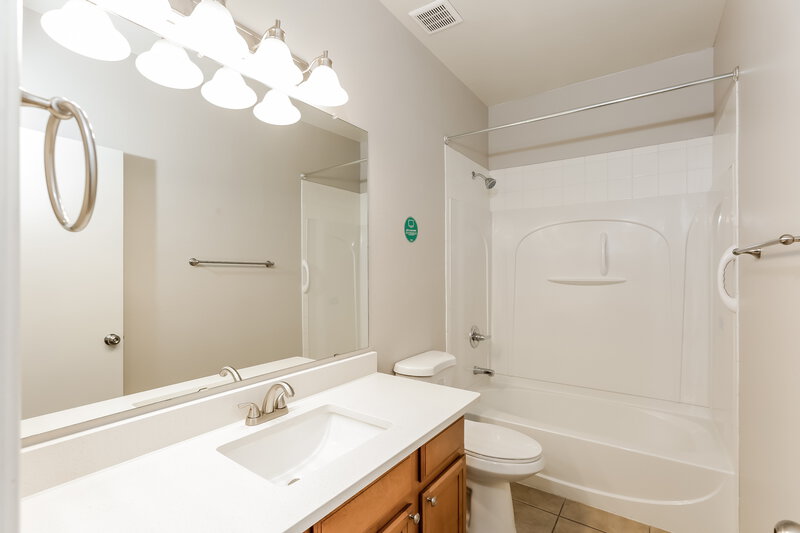 2,275/Mo, 4130 W Vineyard Rd Phoenix, AZ 85041 Bathroom View