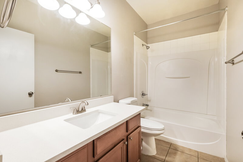 2,390/Mo, 4130 W Vineyard Rd Phoenix, AZ 85041 Bathroom View