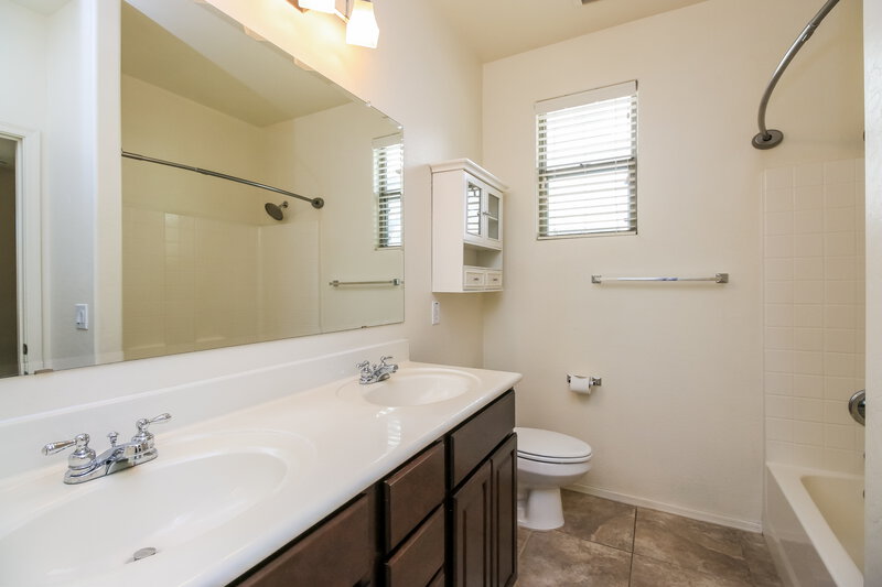 2,245/Mo, 4126 E Thunderheart Trl Gilbert, AZ 85297 Main Bathroom View
